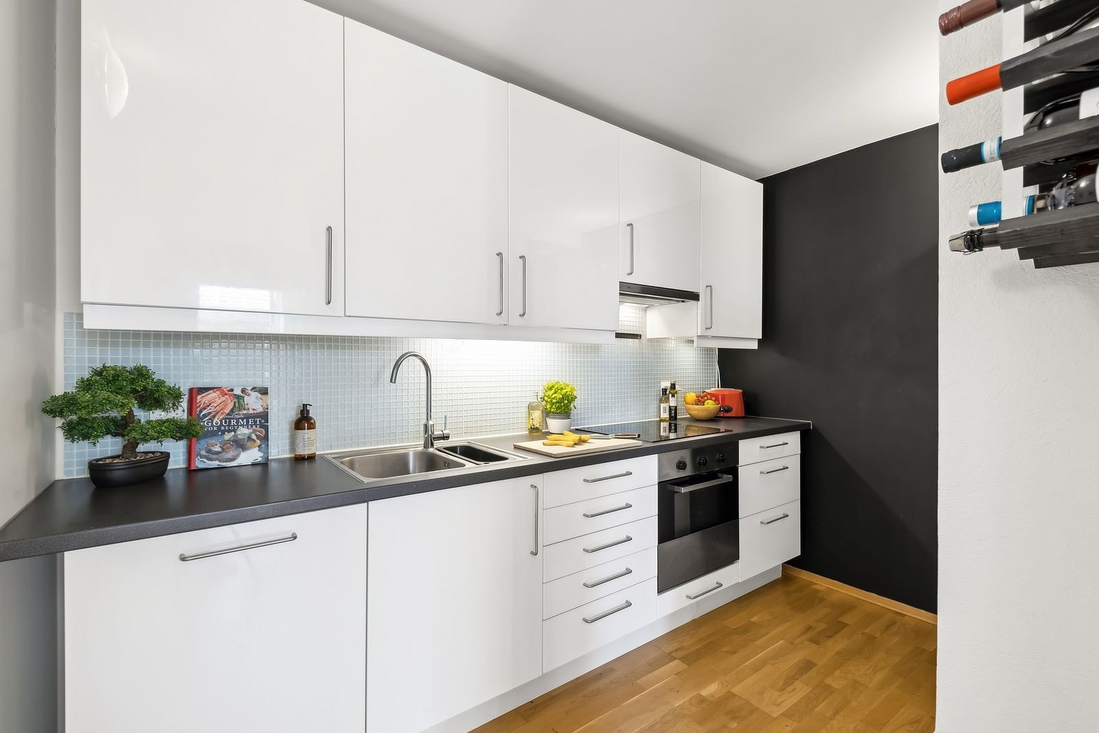 Innholdsrikt med integrert steketopp, stekeovn og oppvaskmaskin. Galleribilde