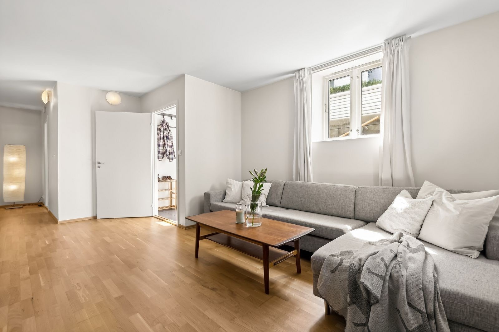 Leiligheten holder en moderne standard Galleribilde