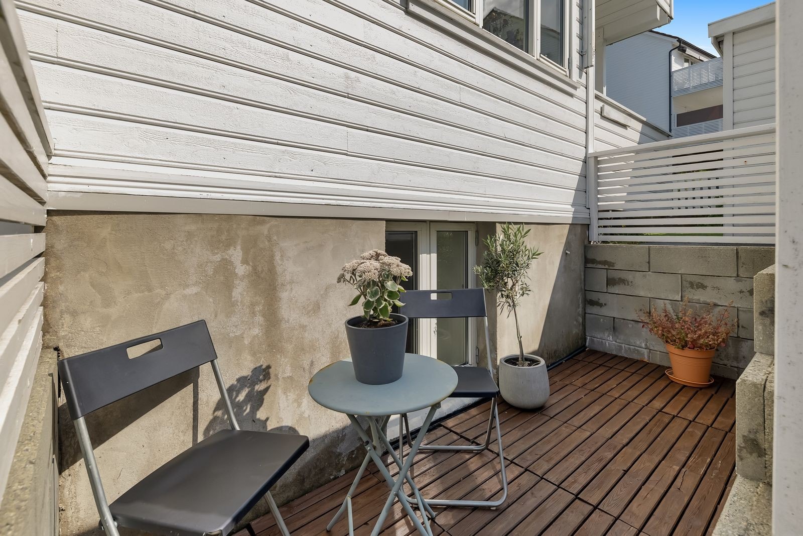 Terrassen utenfor leiligheten er både lun og solrik med ettermiddagssol. Galleribilde