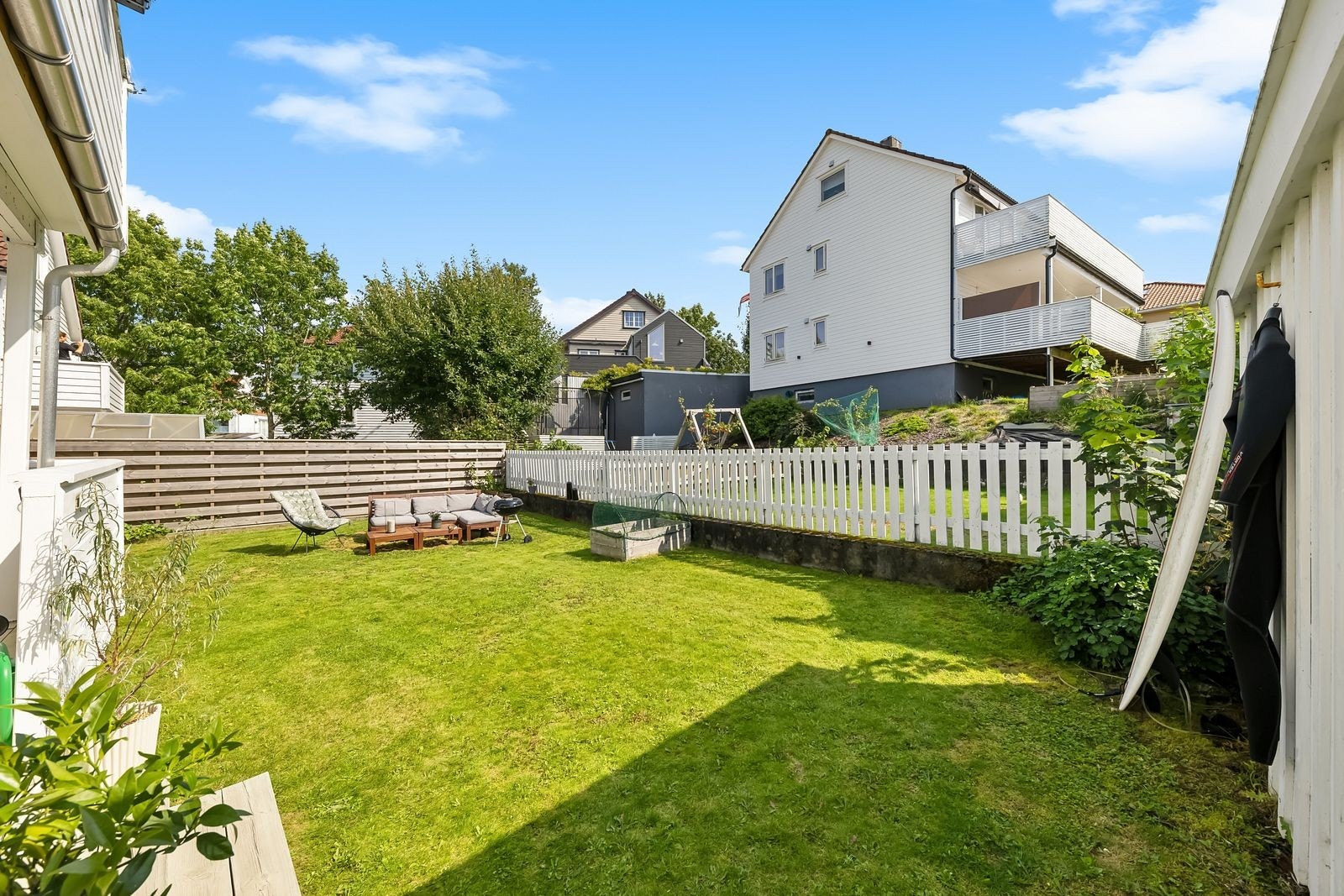 Stor romslig felles hage vendt mot sør. Galleribilde