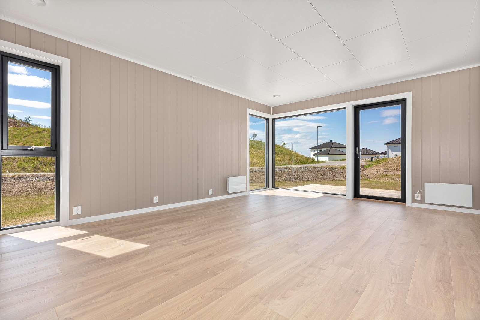 Tilsvarende stor stue med store vindusflater for godt lysinnslipp. Foto av samme type bolig. Avvik kan forekomme. Galleribilde