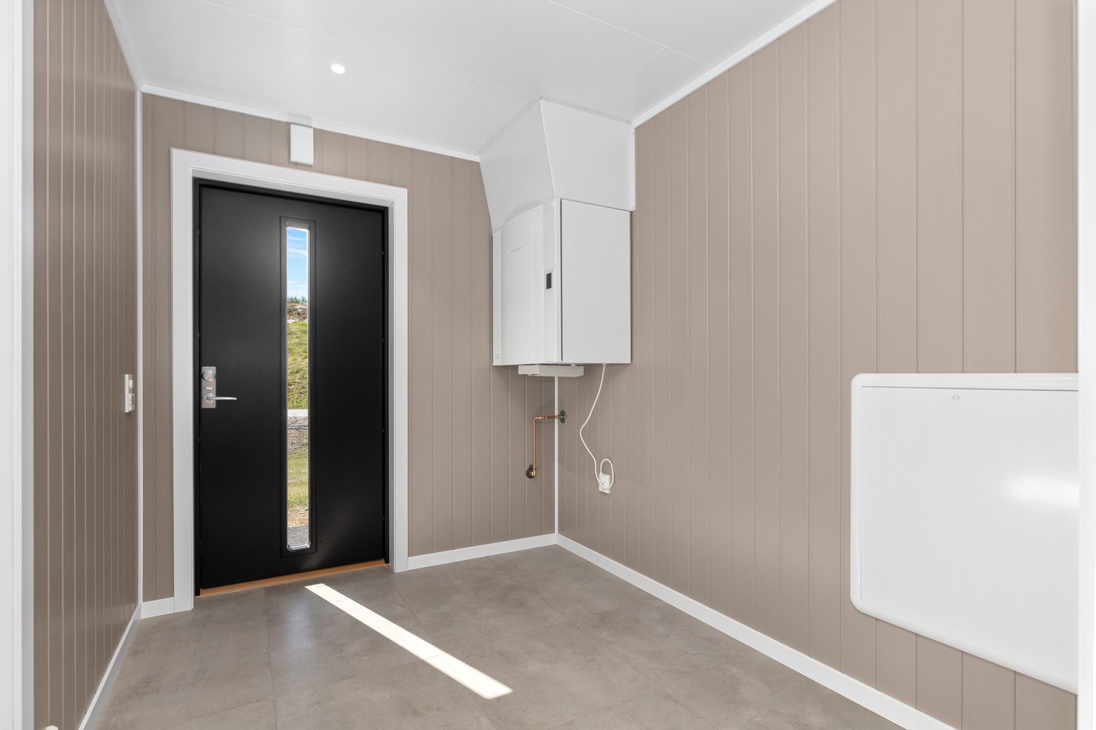 Flislagt gang med plass til garderobe. Foto fra samme type bolig. Avvik kan forekomme. Galleribilde