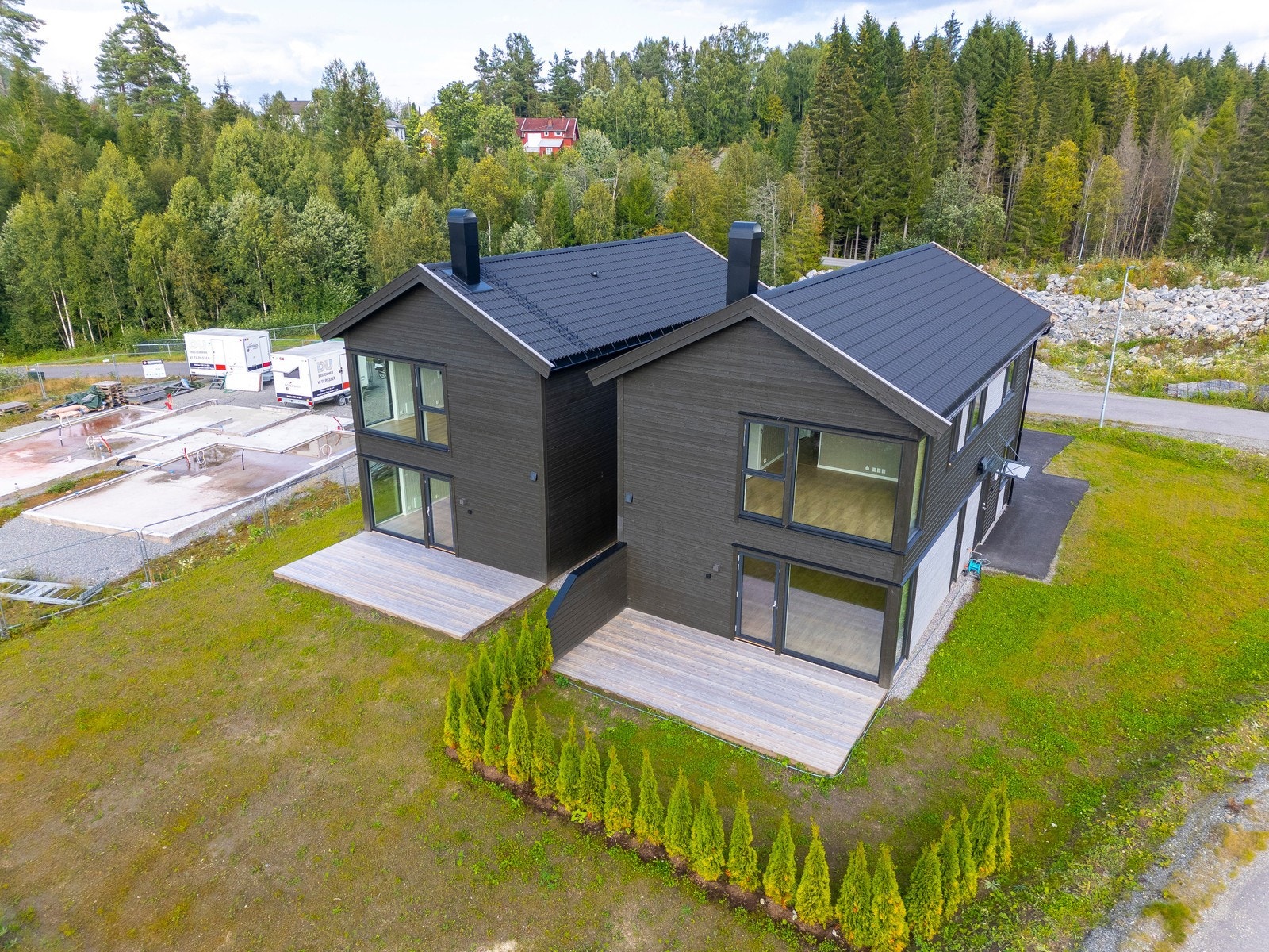 Boligene har utgang til terrassen på hagesiden fra stuen. Foto er av samme type bolig på annen tomt (Trollkoken 2). Avvik kan forekomme. Galleribilde