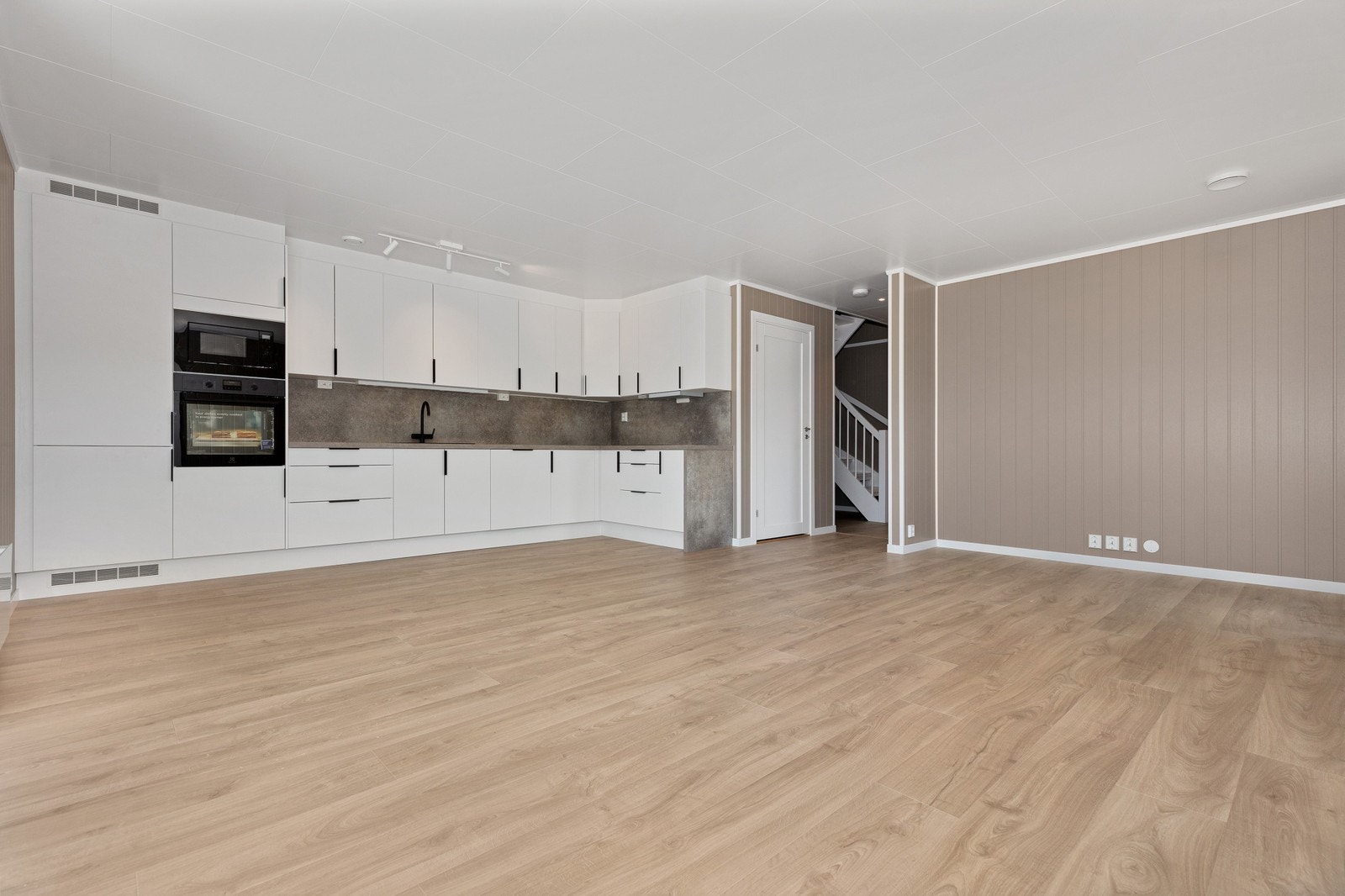 Åpen stue og kjøkkenløsning. Bildene viser en oppgradert leveranse av kjøkken. Foto fra samme type bolig. Avvik kan forekomme. Galleribilde