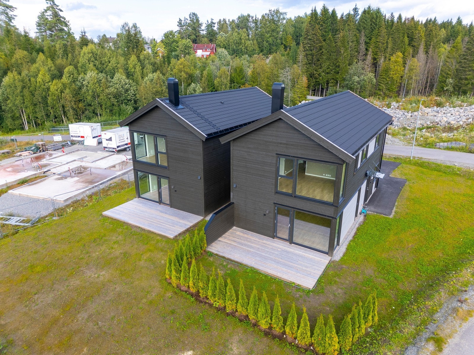 Boligene har utgang til terrassen på hagesiden fra stuen, bolig b er enheten til venstre på bildet. Foto fra samme type bolig. Avvik kan forekomme. Galleribilde