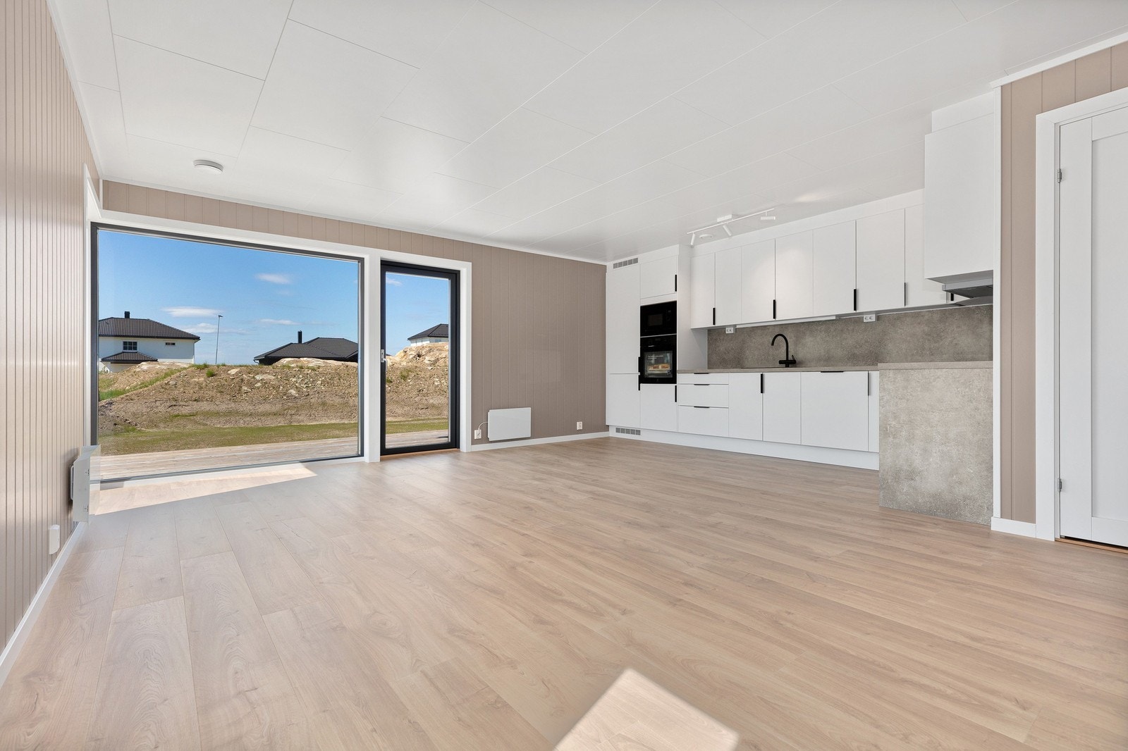 Åpen stue og kjøkkenløsning. Foto fra samme type bolig. Avvik kan forekomme. Galleribilde