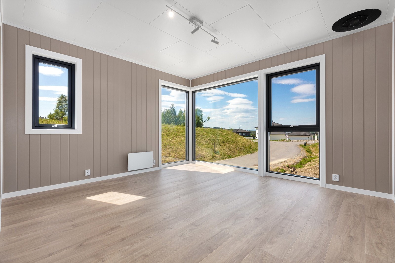 Egen tv-stue i 2. etasje. Foto fra samme type bolig. Avvik kan forekomme. Galleribilde