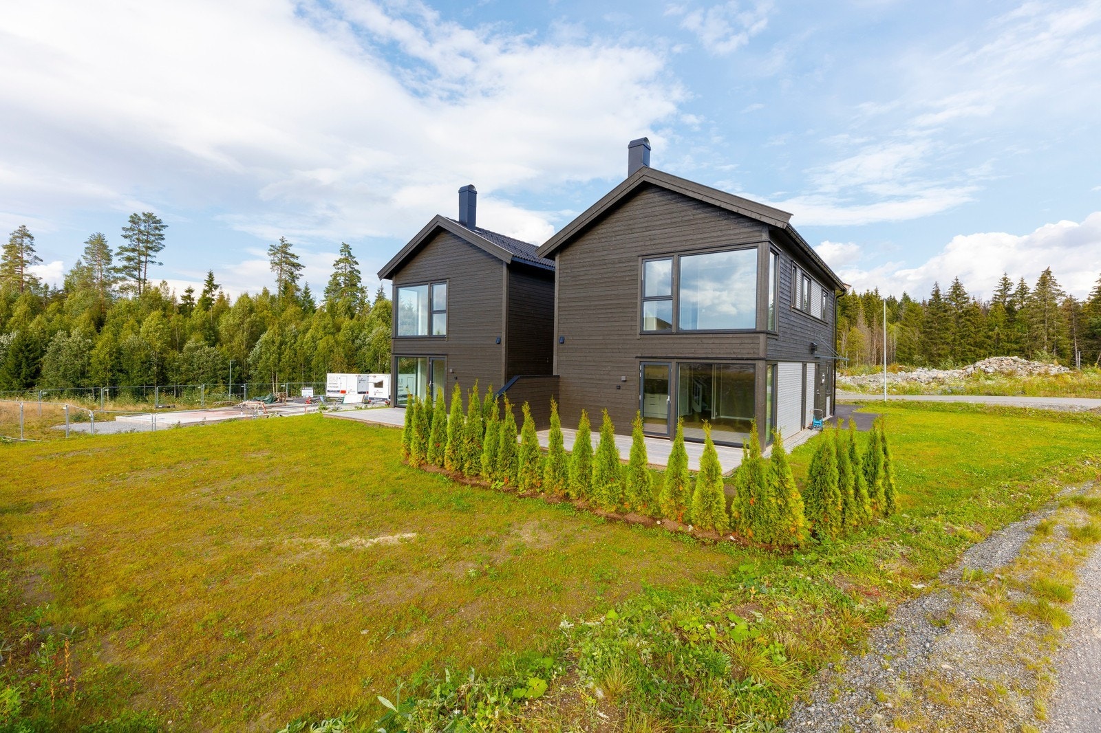 Moderne boliger med store vindusflater i nytt boligfelt. Foto fra samme type bolig. Avvik kan forekomme. Galleribilde