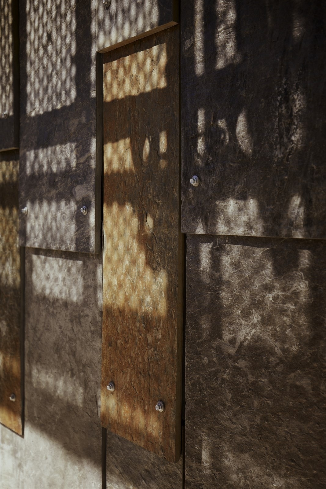 Vannkunsten Syd får en lekker fasade i rustrød skifer.jpeg Galleribilde