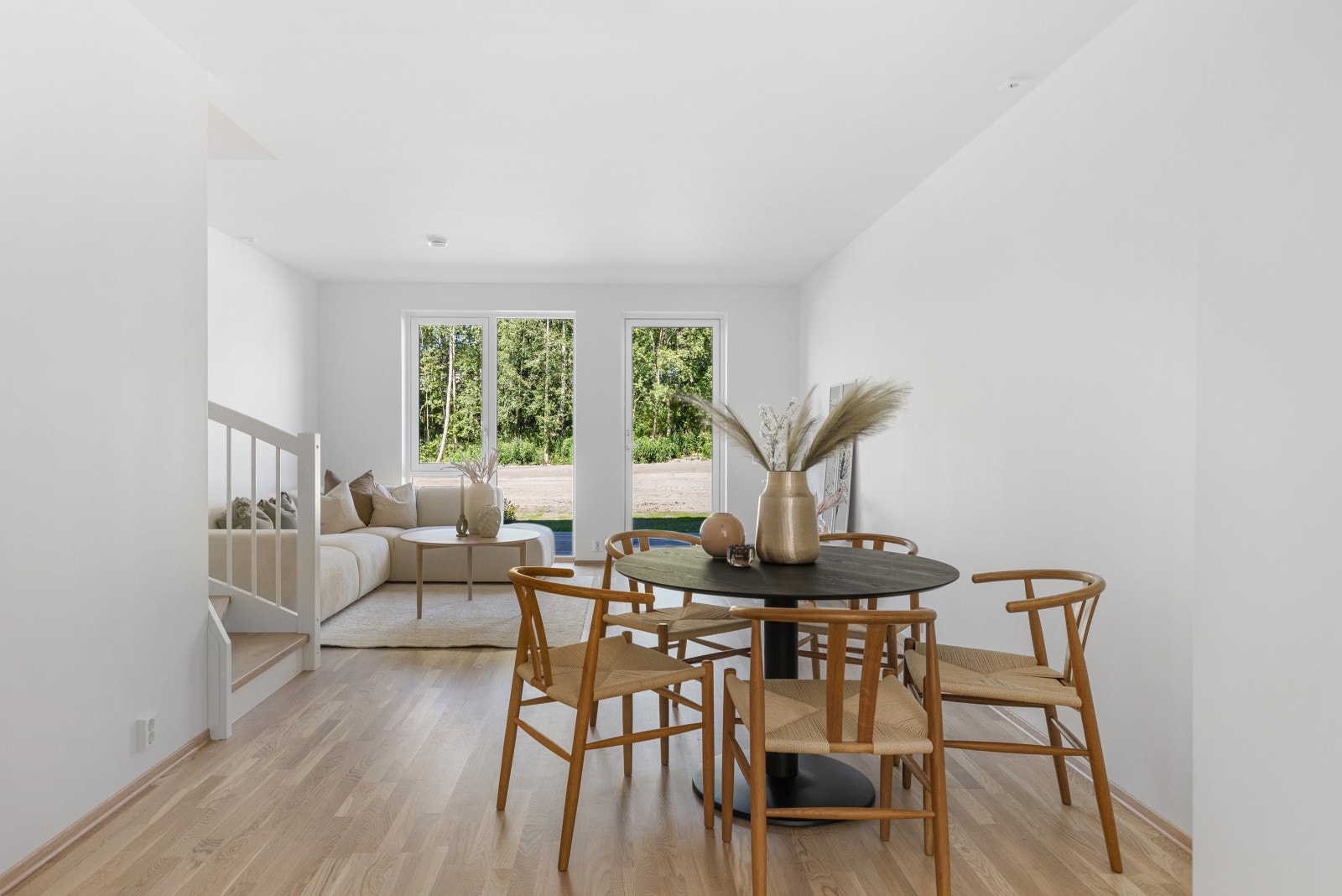 Lys stue, med hvitpigmentert eikeparkett Galleribilde