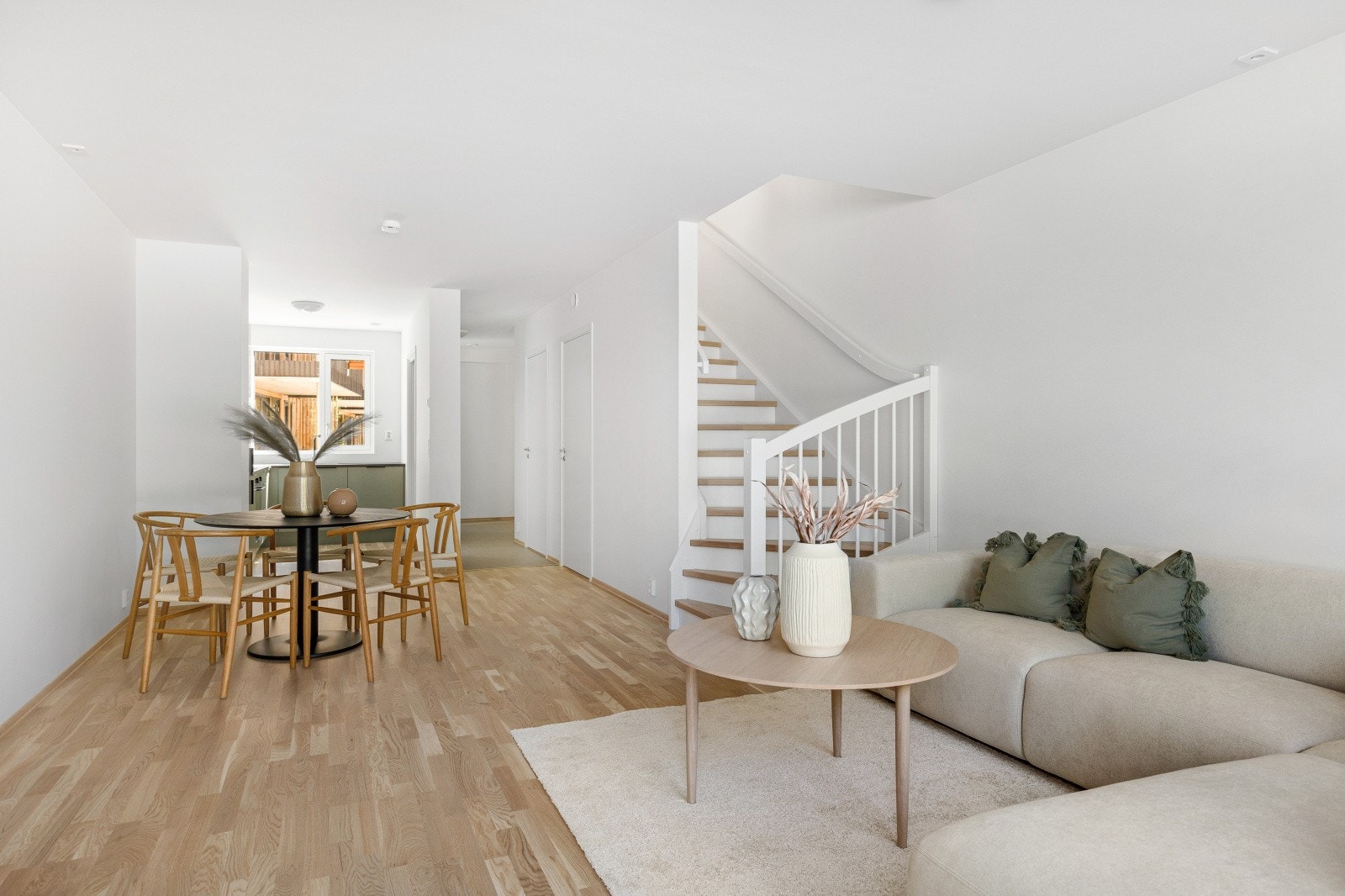 Lys stue, med hvitpigmentert eikeparkett - trapp med hvitevanger og håndløper Galleribilde