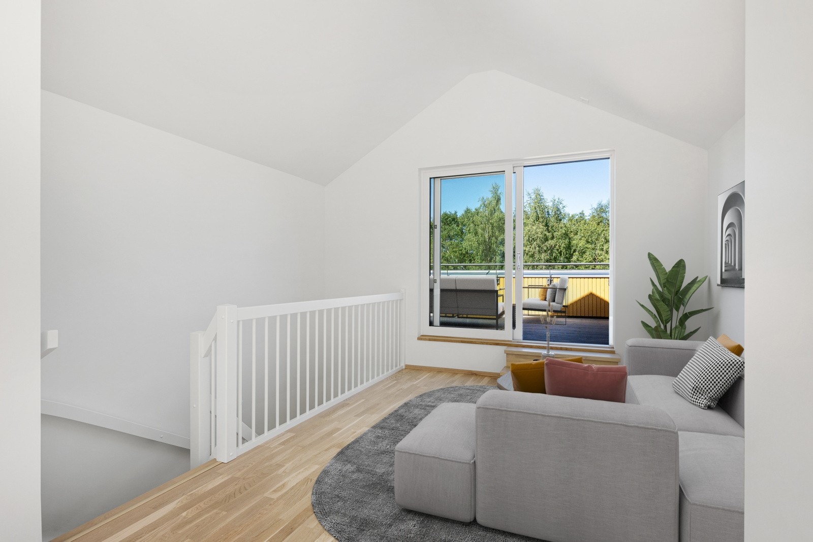 Utgang fra loftstue til en stor, vestvendt takterrasse (møblering er illustrert) Galleribilde