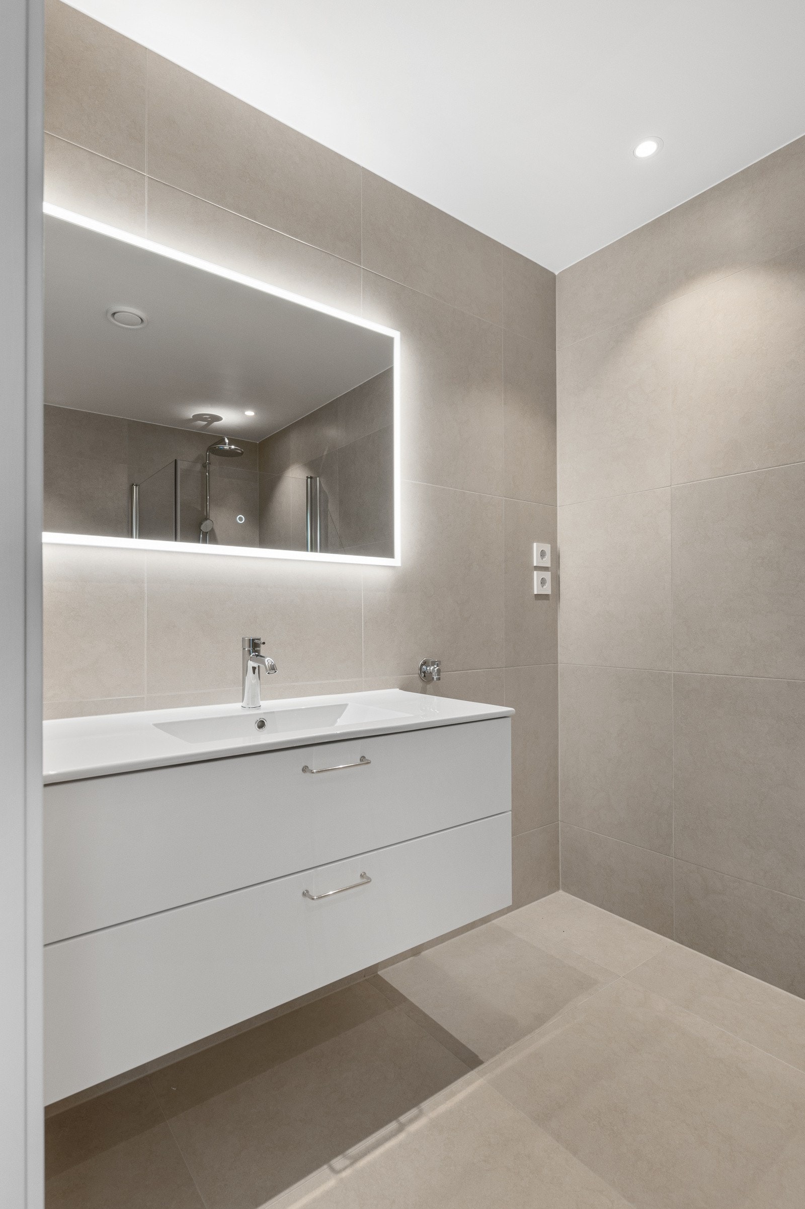 Downlights og speilarmatur på badet Galleribilde