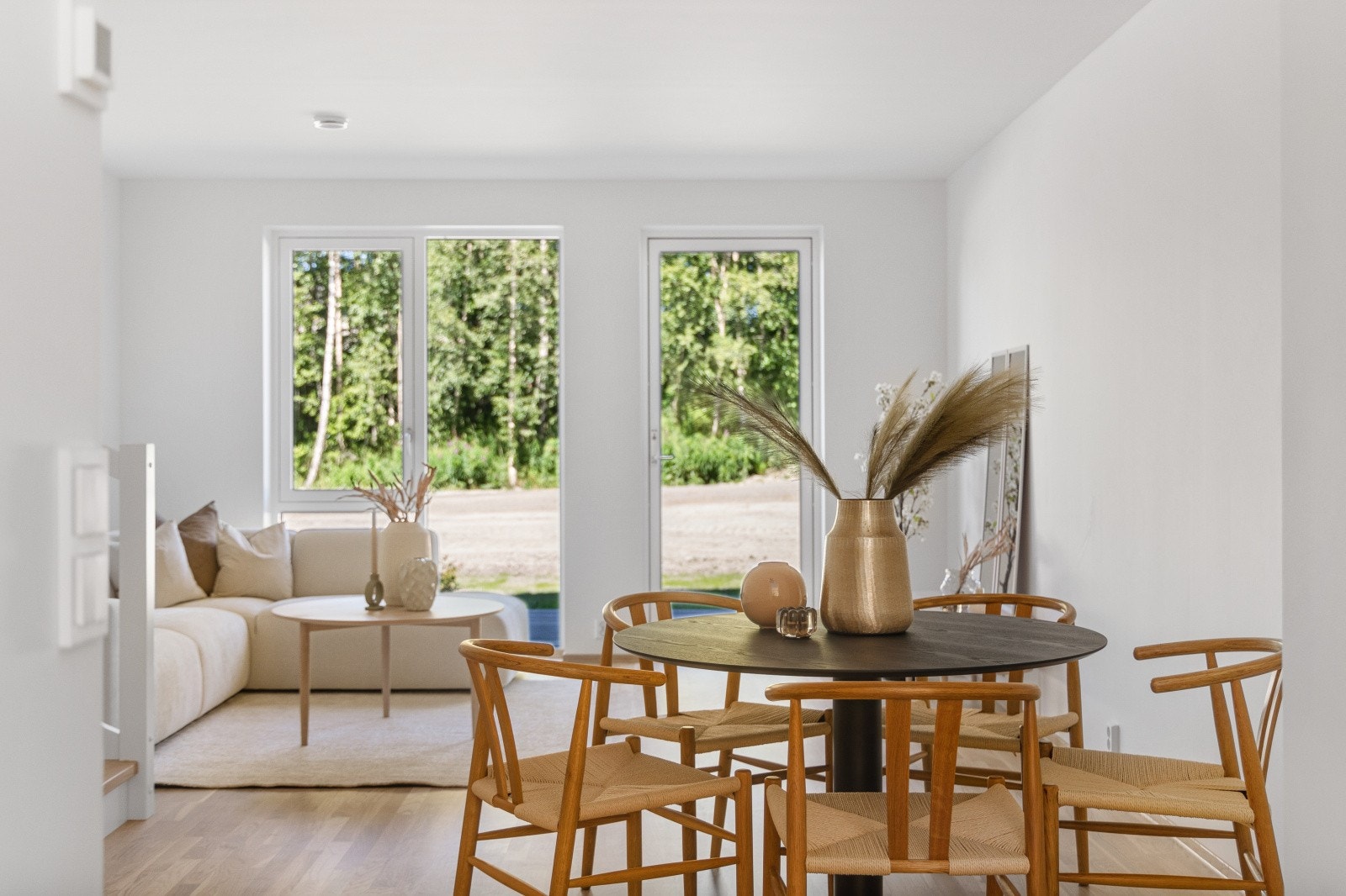 Lys stue, med hvitpigmentert eikeparkett Galleribilde