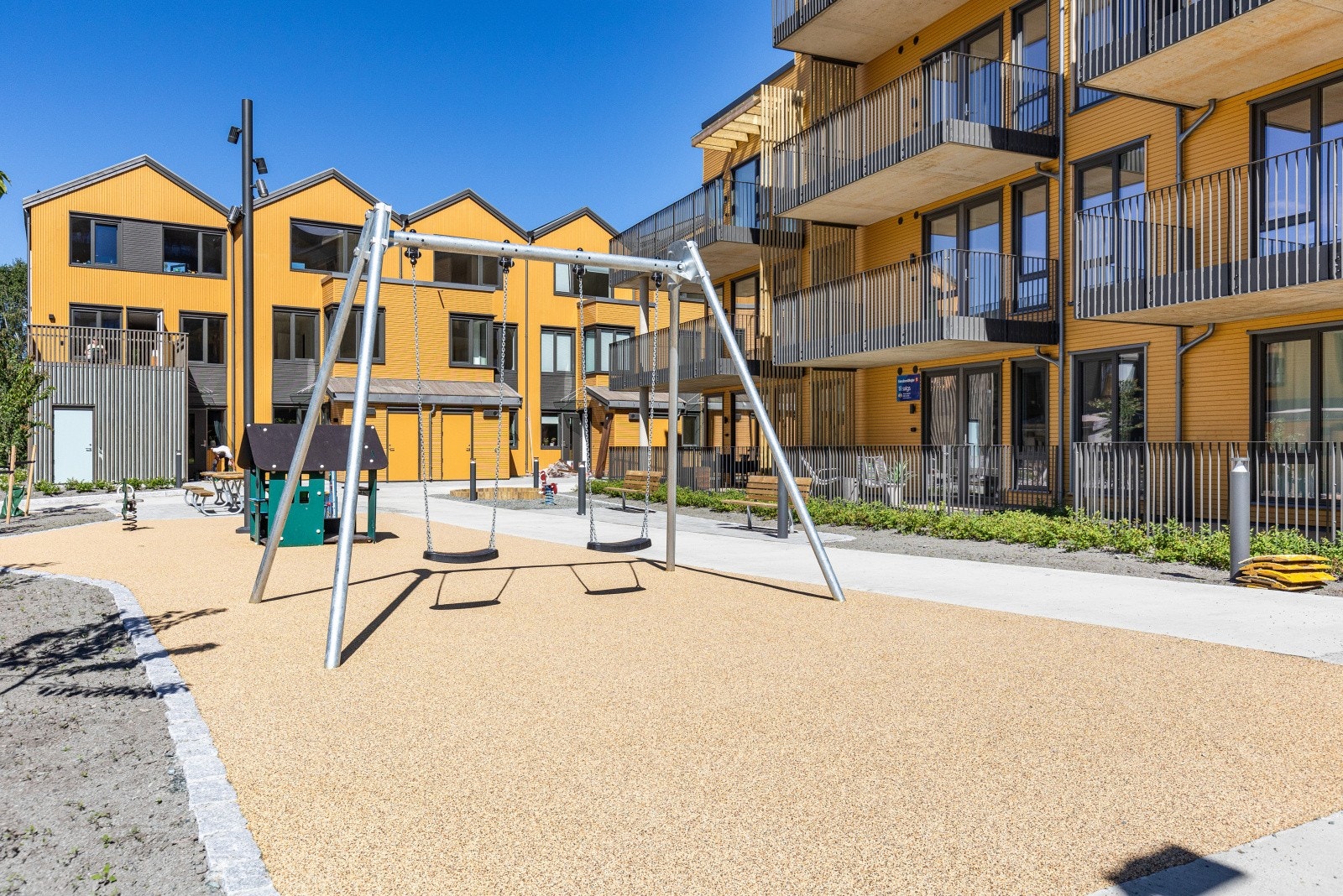 Hyggelig og barnevennlig tun, foran boligen Galleribilde