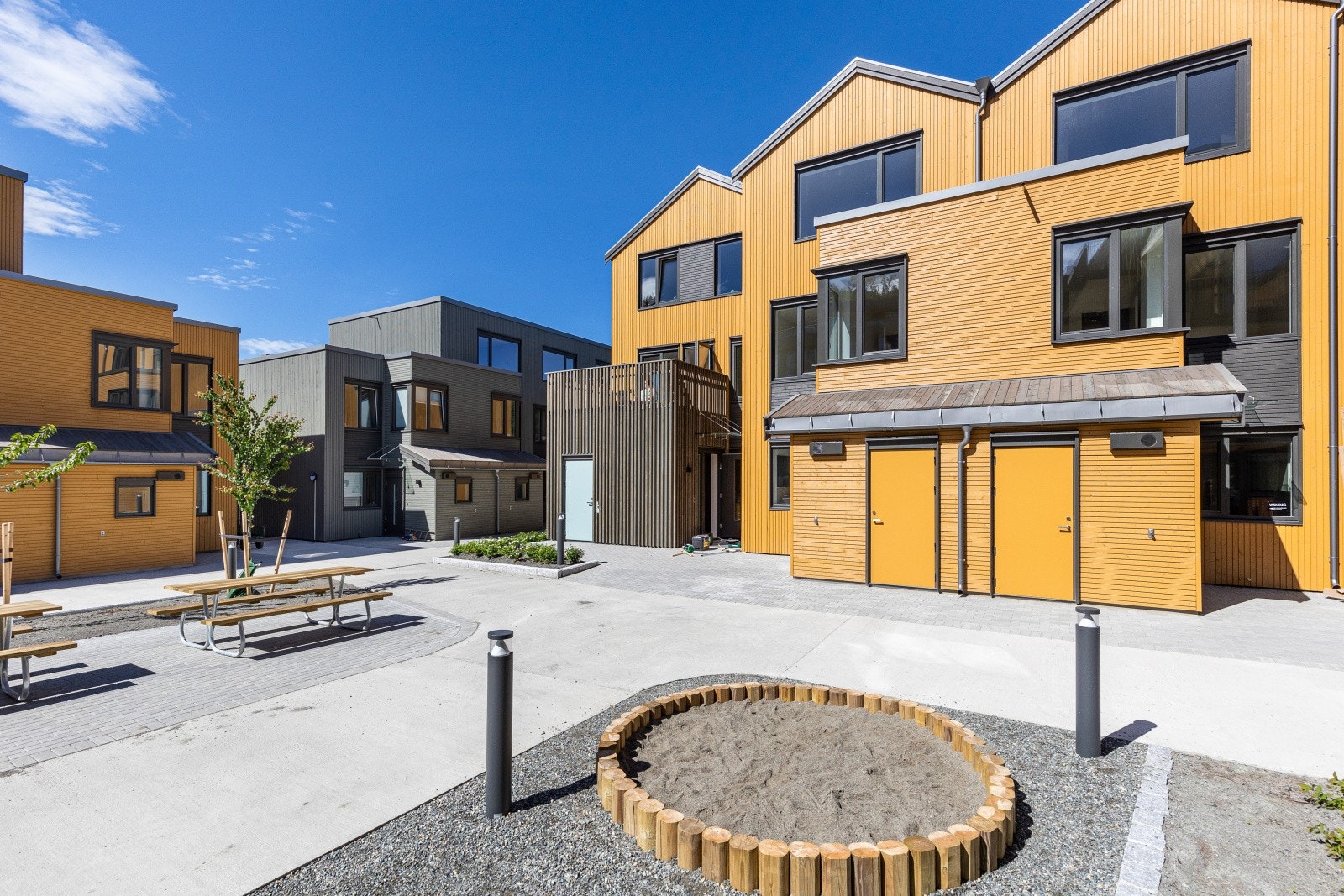 Hyggelig og barnevennlig tun, foran boligen Galleribilde