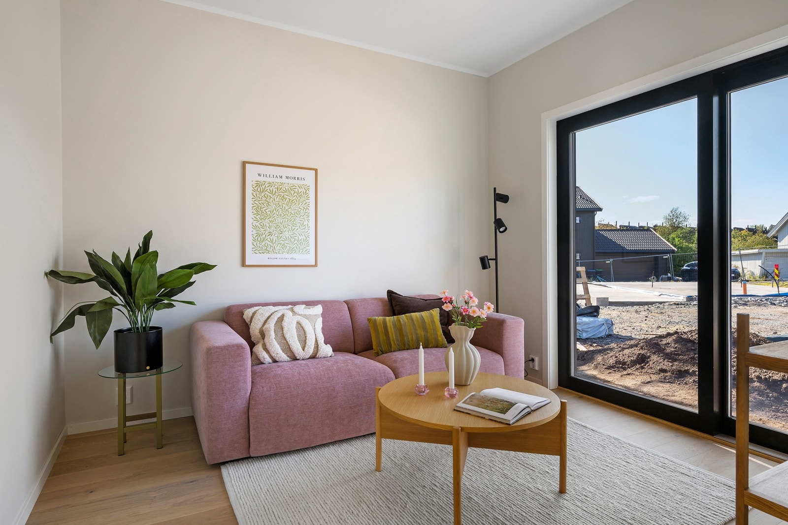 Ekstra tv-stue med utgang til hage/uteplass Galleribilde