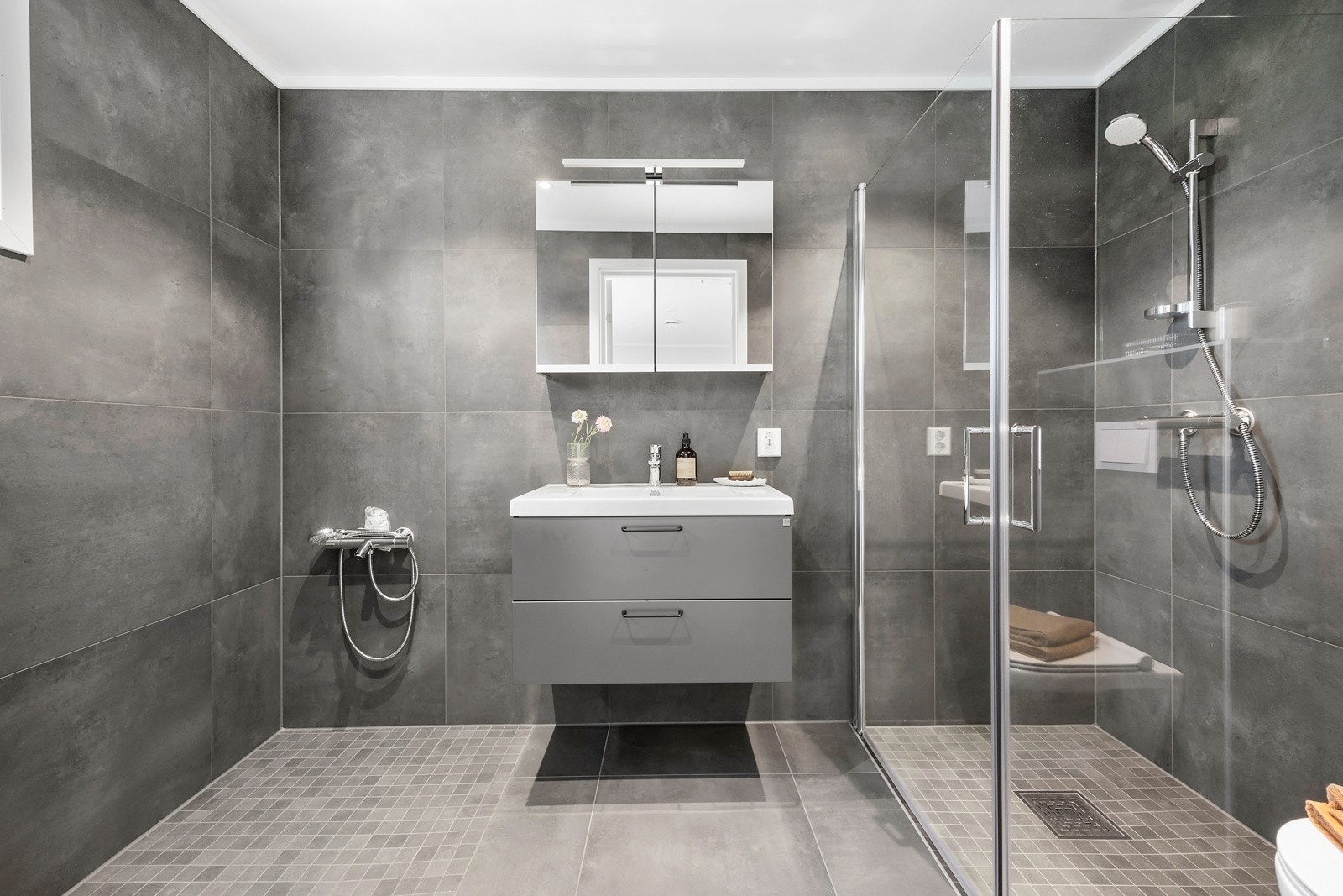 Bad tilknyttet hovedsoverom. Mulighet for badekar Galleribilde