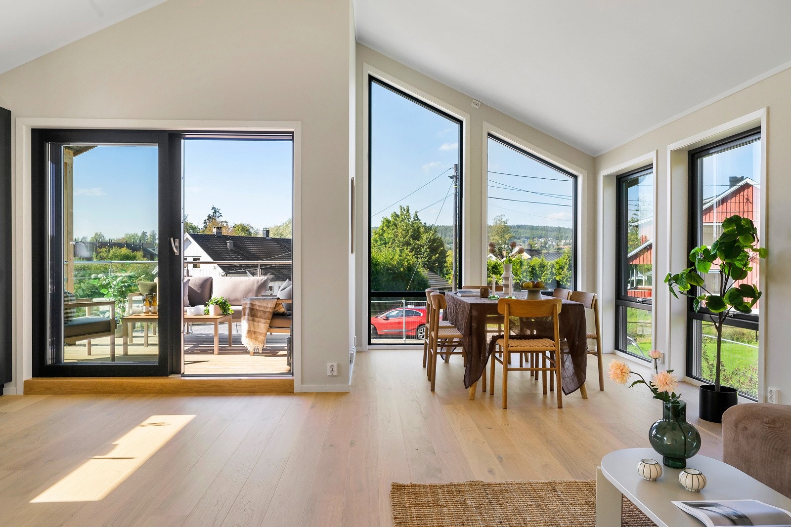 Herlig allrom med nydelig takhøyde, store vindusflater og fin størrelse Galleribilde