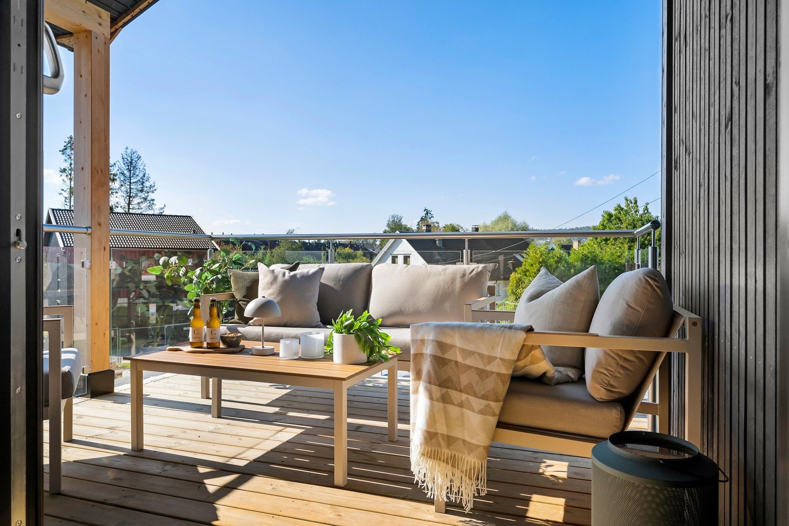 Solrik uteplass med adkomst fra stue/kjøkken Galleribilde