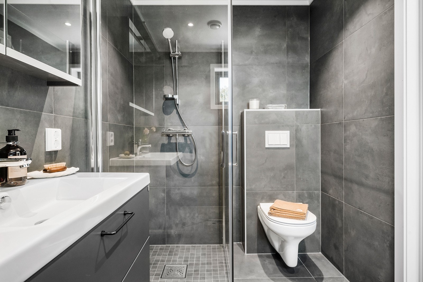 Stilrent bad med mørke fliser Galleribilde