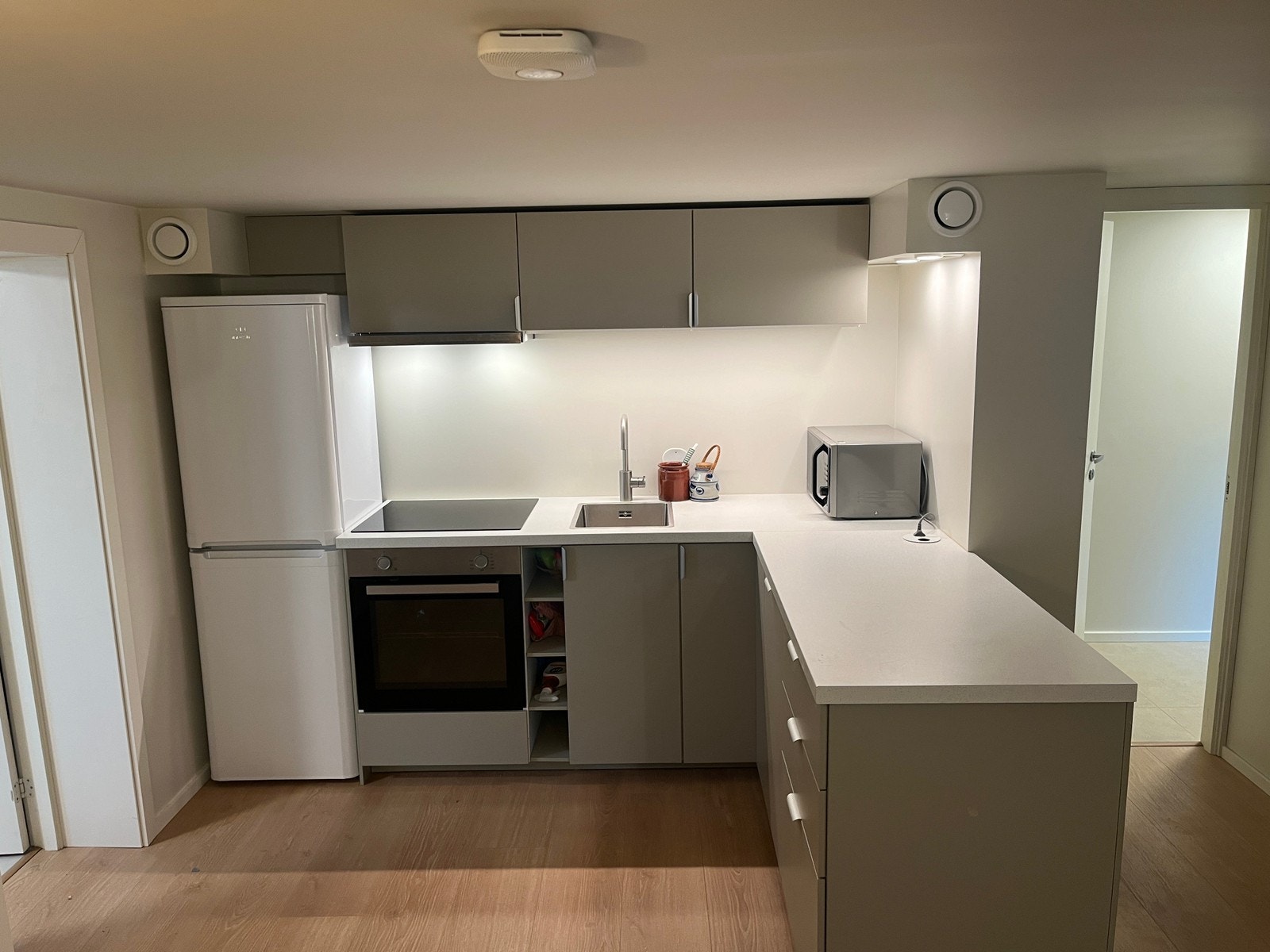 Fullt utstyrt kjøkken med oppvaskmaskin, ovn, koketopp etc Galleribilde