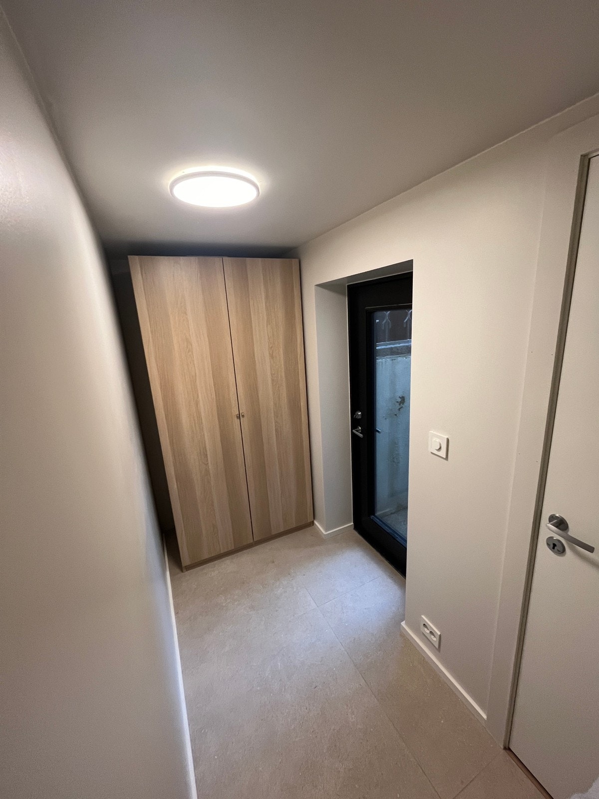 Egen inngang med garderobeskap Galleribilde