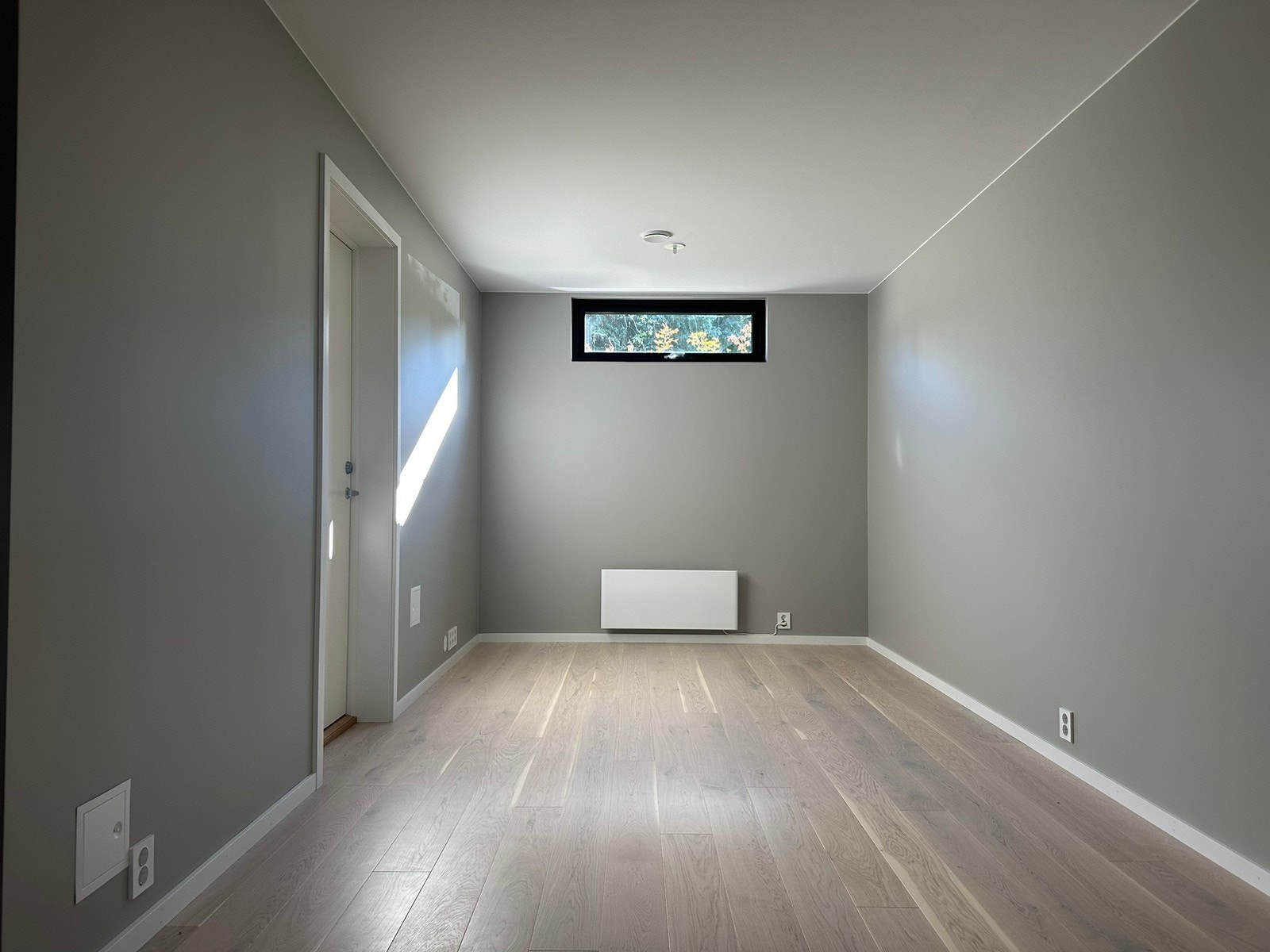 Stue med god plass til sofa/TV og spisebord Galleribilde