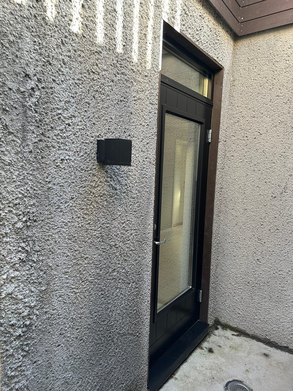 Inngangsdør med vindu for naturlig lys Galleribilde