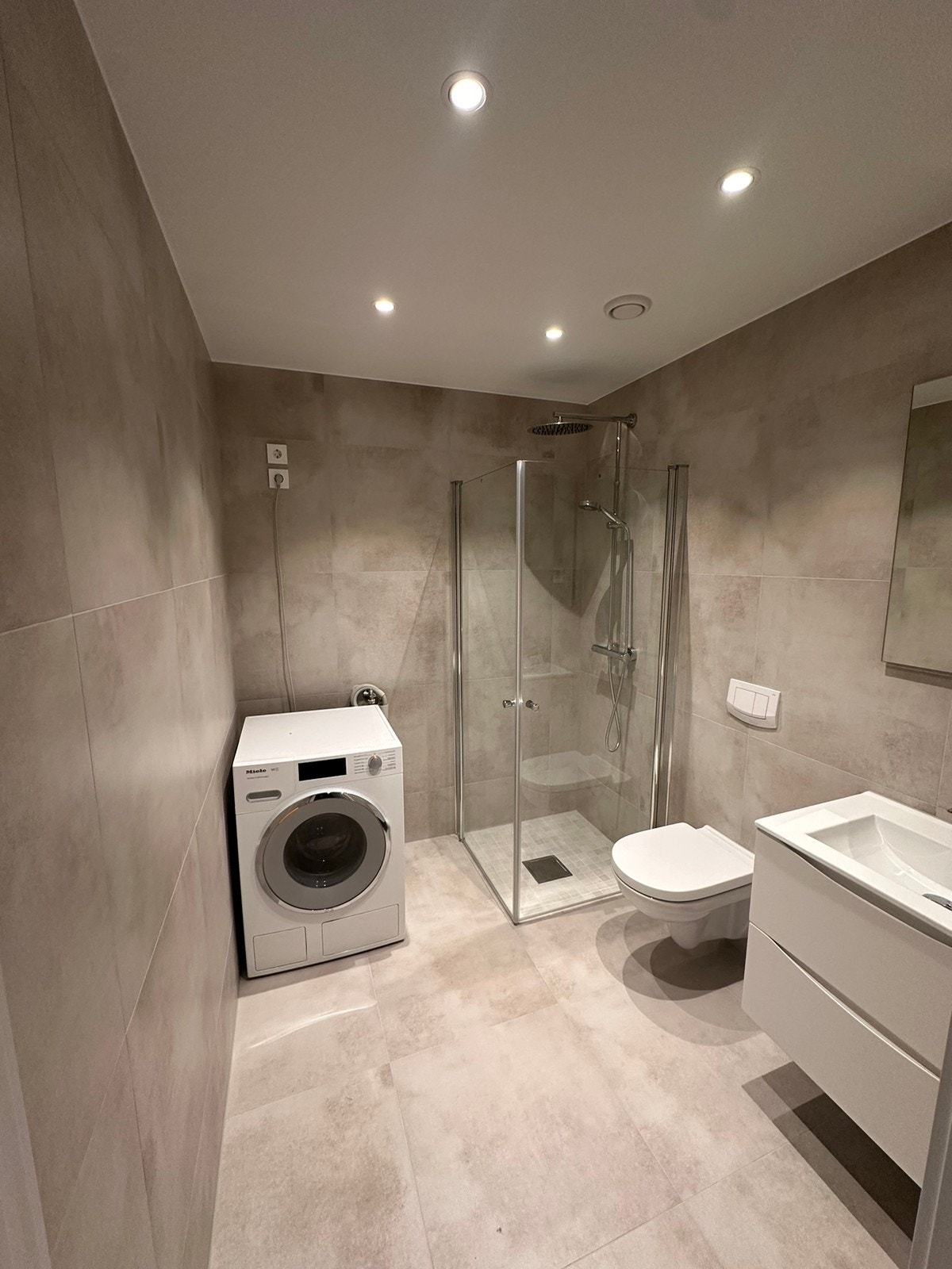 Nytt bad med vaskemaskin Galleribilde