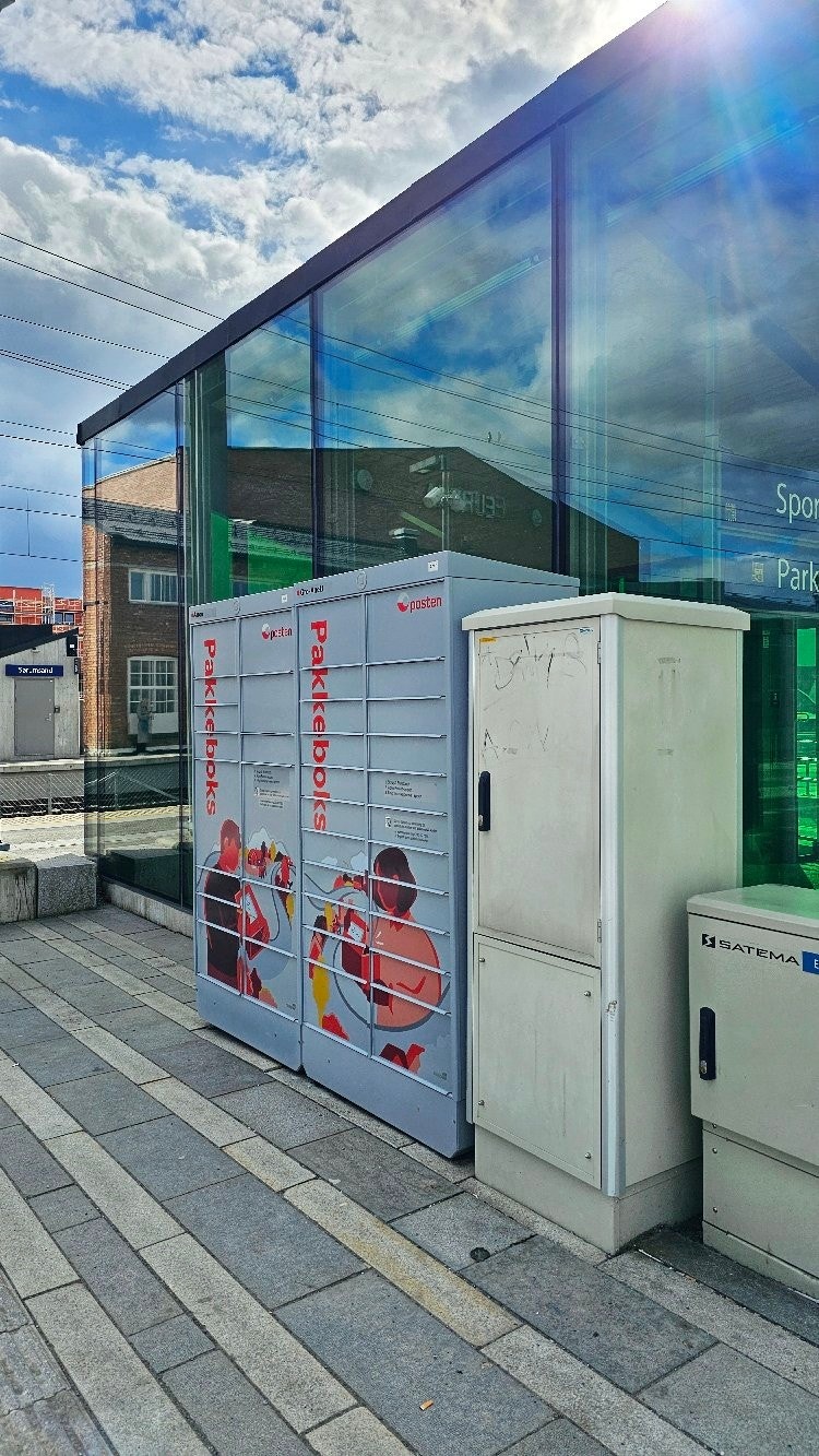 Train Station - Posten Pakkeboks (1-min walk) Galleribilde
