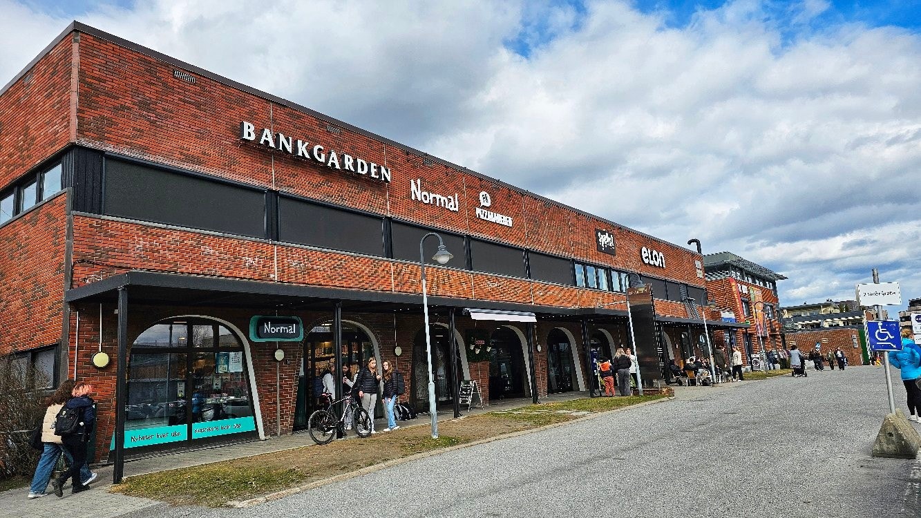 Market Area - Normal, Pizzabakeren (2-min walk) Galleribilde