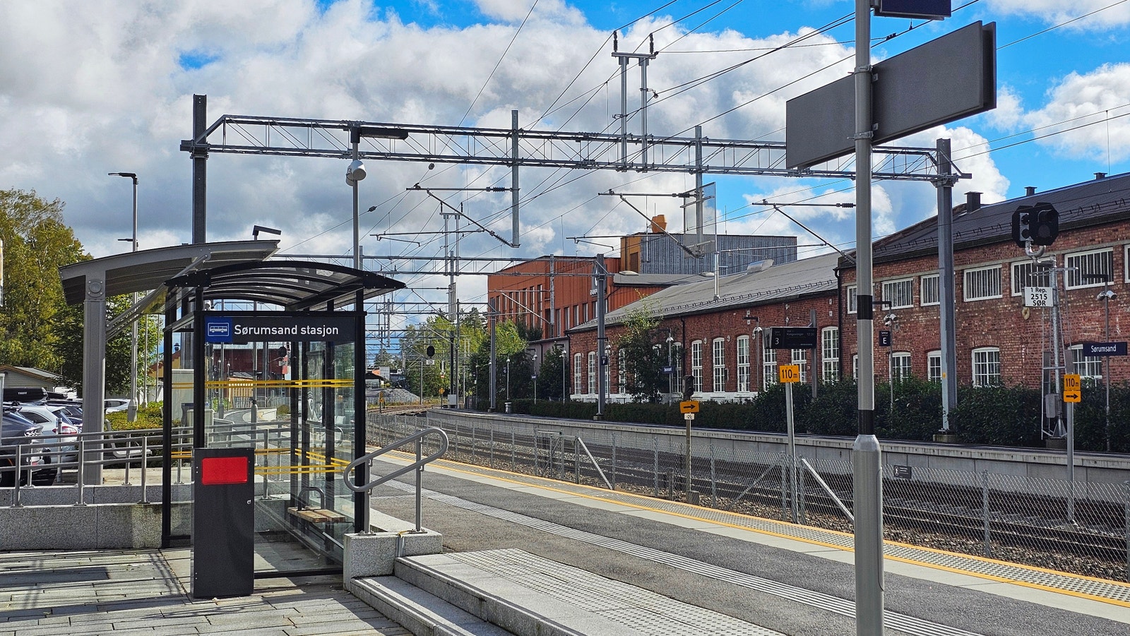 Train Station - Platform (1-min walk) Galleribilde