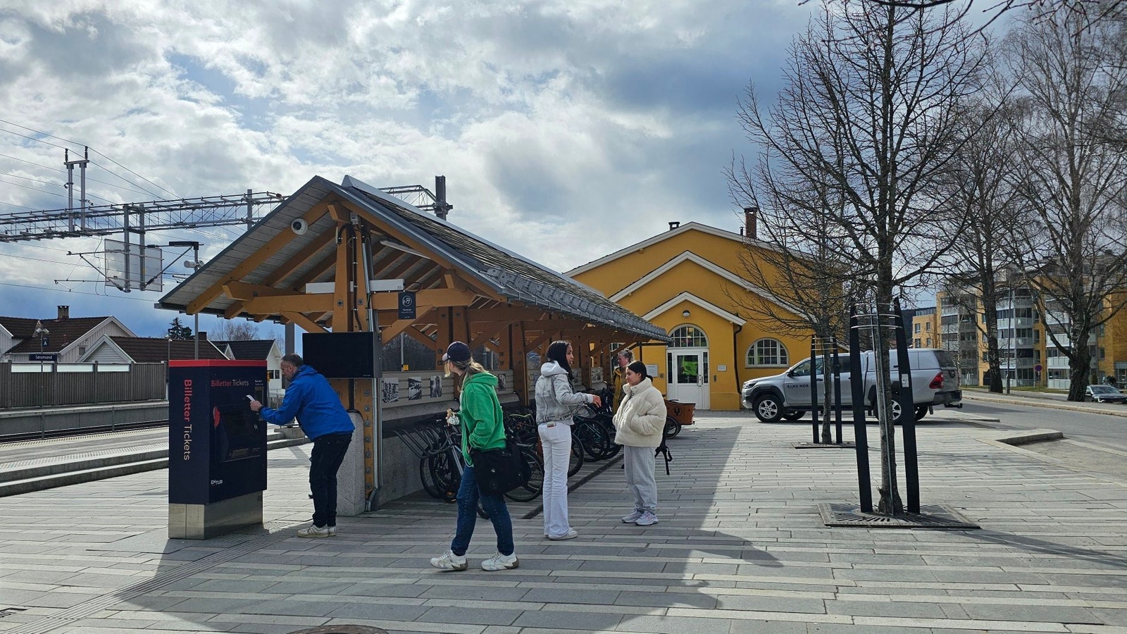Train Station - Platform (1-min walk) Galleribilde