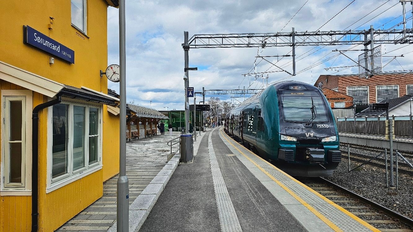 Train Station - Platform (1-min walk) Galleribilde