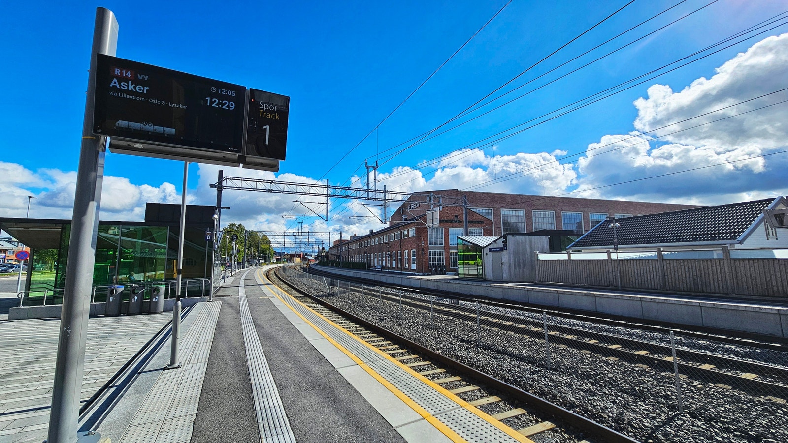 Train Station - Platform (1-min walk) Galleribilde