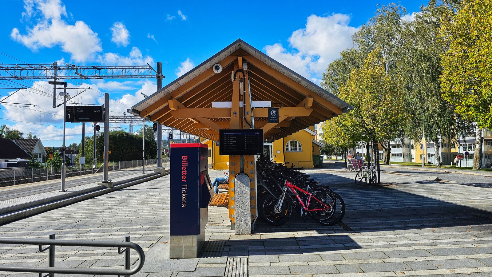 Train Station - Platform (1-min walk) Galleribilde