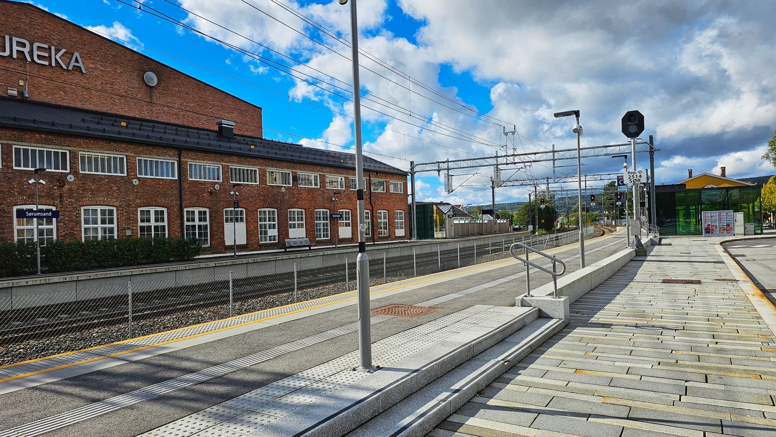 Train Station - Platform (1-min walk) Galleribilde