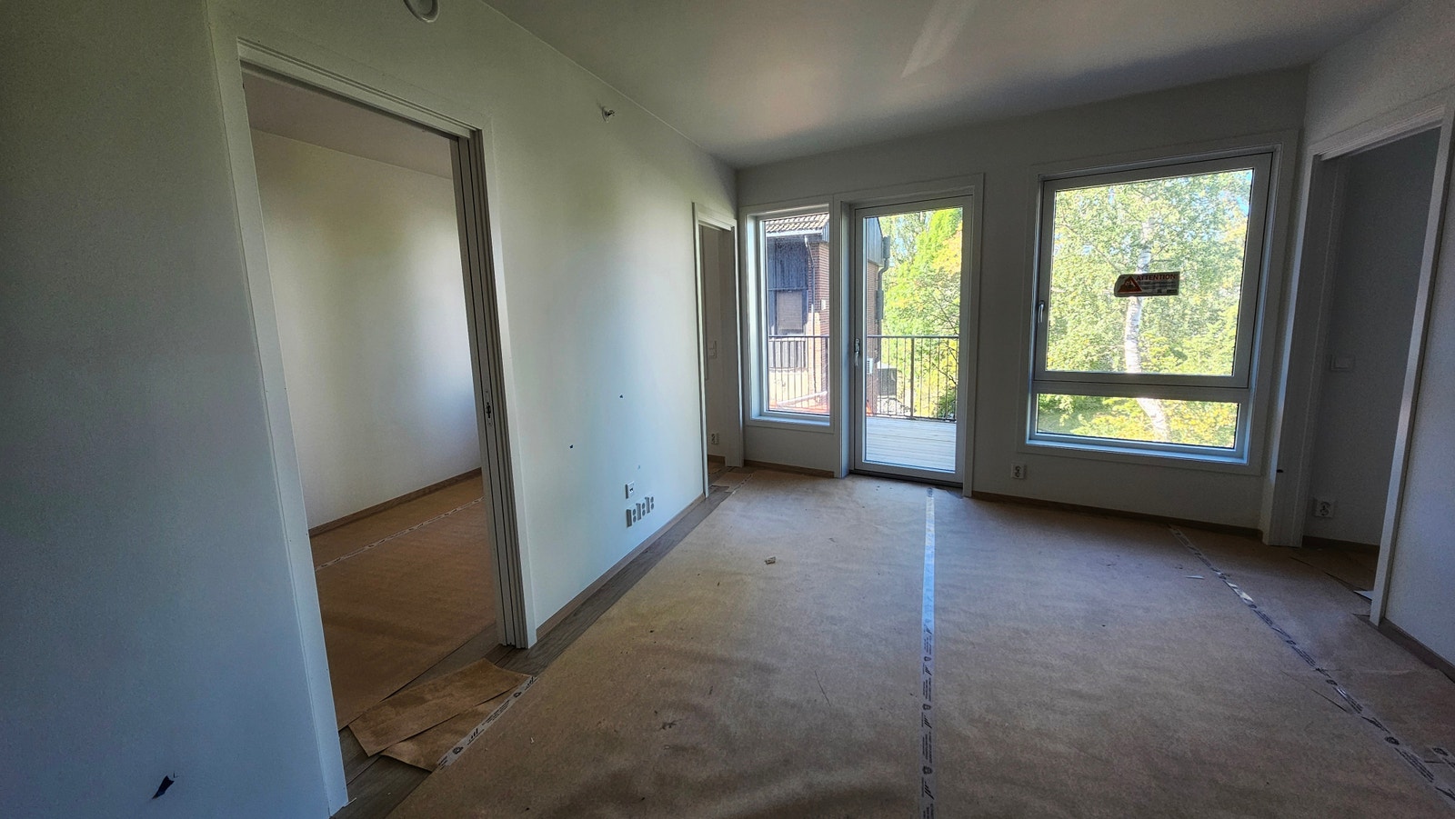 Apartment - Living Room, Bedroom Doors & Balcony Galleribilde