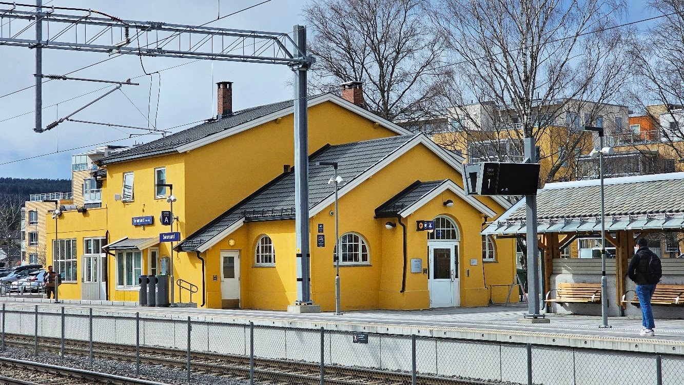 Train Station - Waiting Area & Take-away Food Joint (1-min walk) Galleribilde