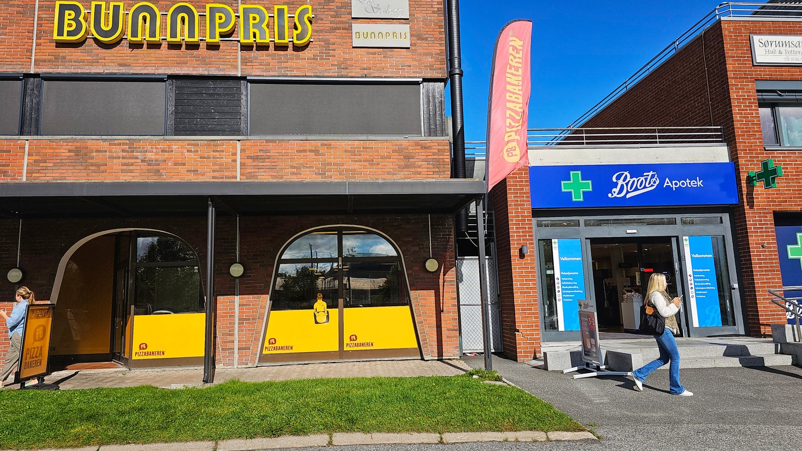 Market Area - Boots & Pizzabakeren (3-min walk) Galleribilde