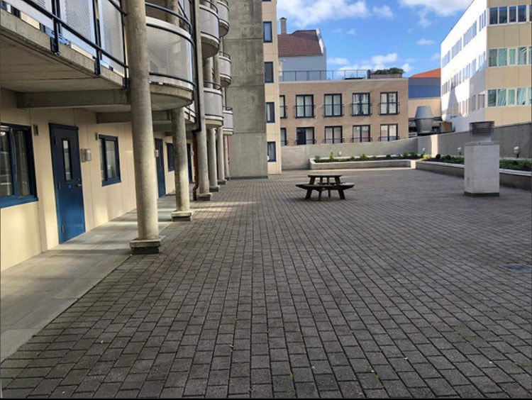 Building patio. Galleribilde