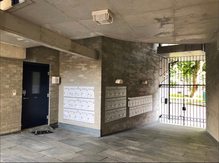 Mailbox entrance. Galleribilde