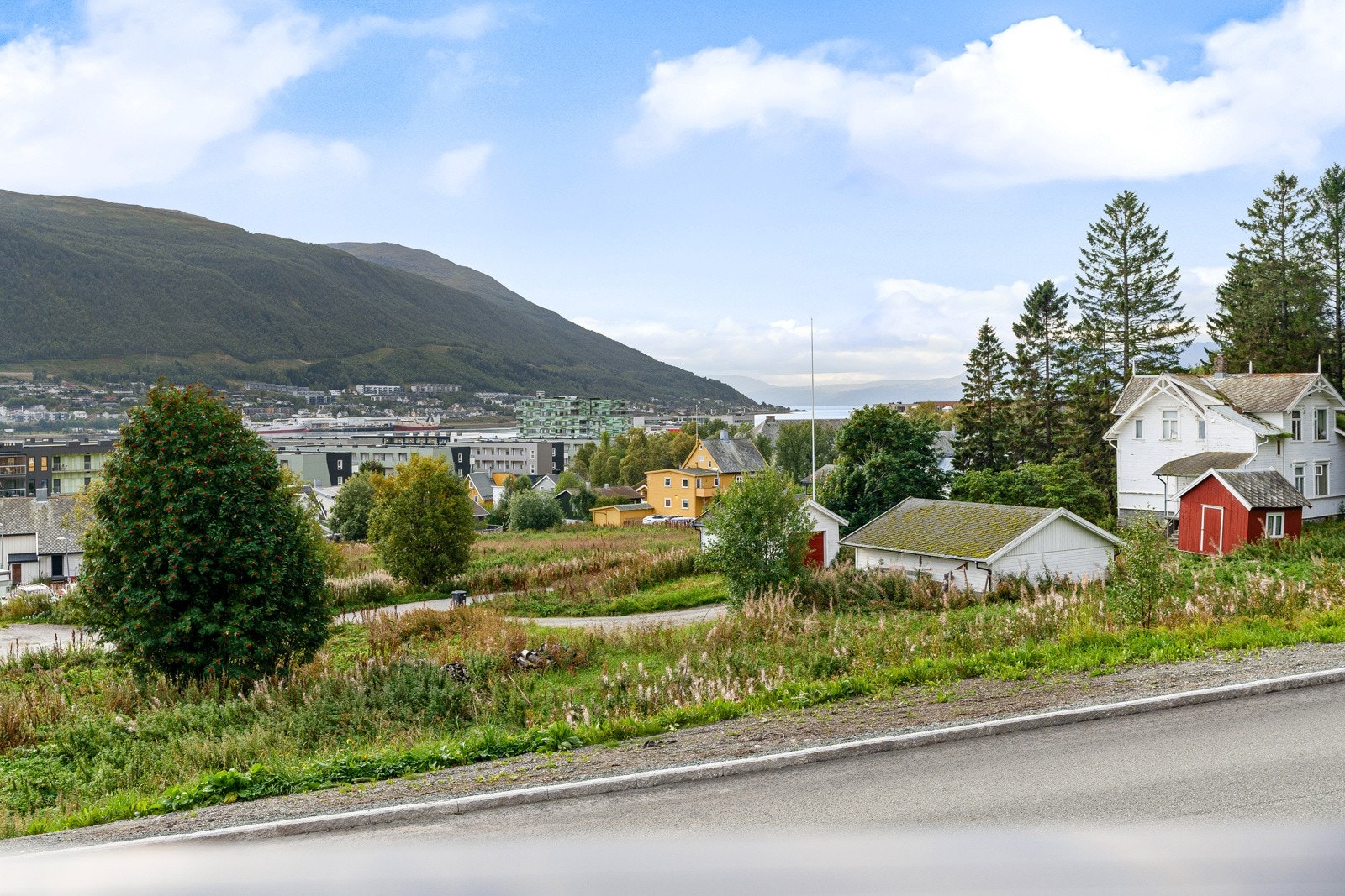 Det er gangavstand til butikker, kafèer, promenade langt havet og turløyper på toppen av øya! Galleribilde
