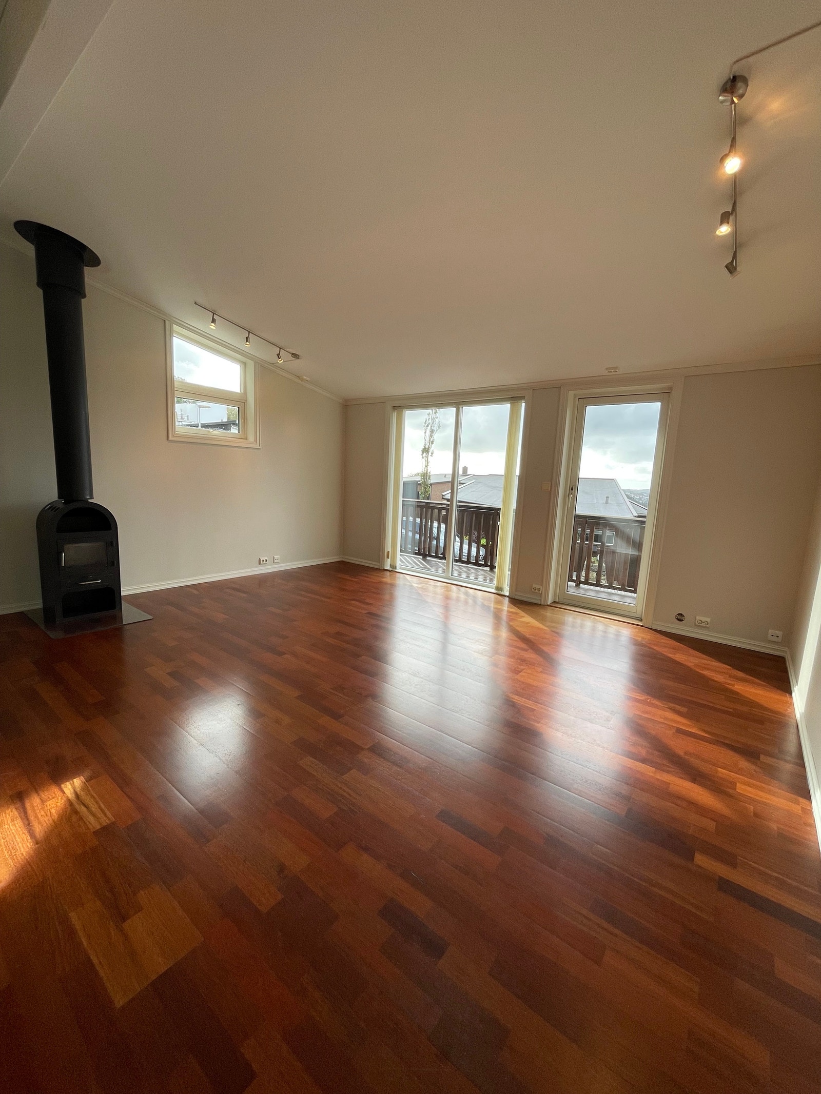 Stue med vedovn Galleribilde