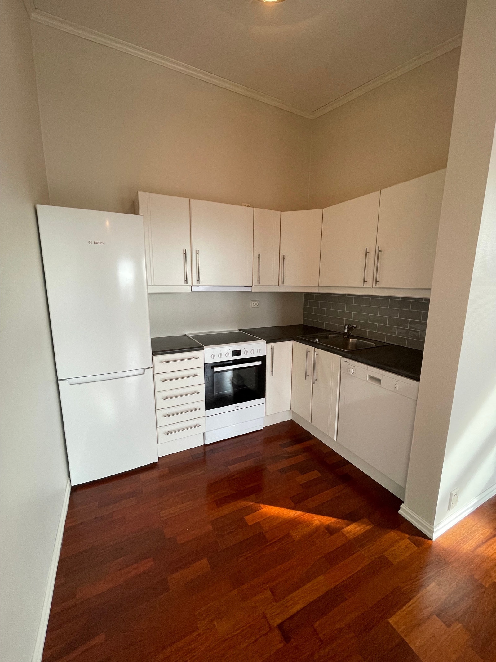 Kjøkken med kjøl/frys, komfyr og oppvaskmaskin Galleribilde