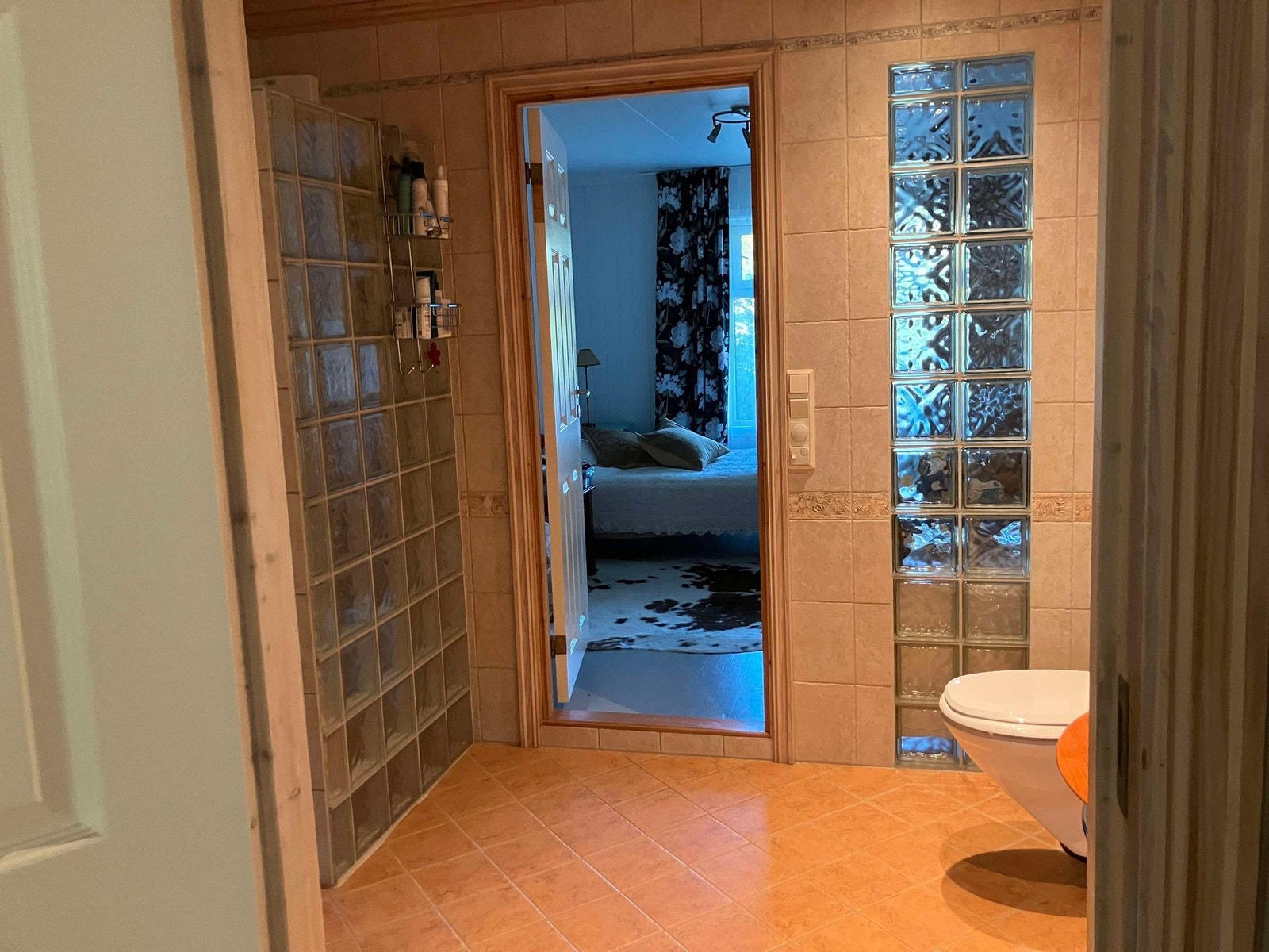 Flott flislagt bad i 1 etasje. Praktisk med inngang fra to soverom. Galleribilde
