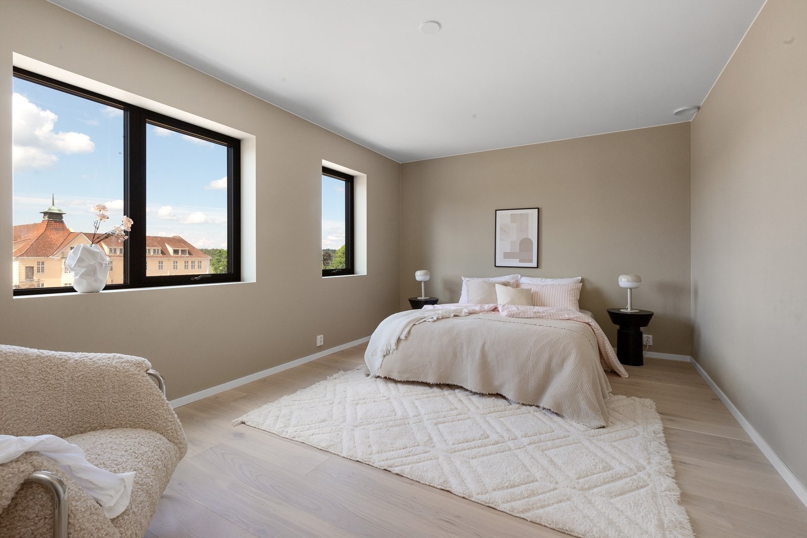 Hovedsoverommet er av generøs stue og gir god plass til både dobbeltseng, nattbord og garderobeløsning. Galleribilde