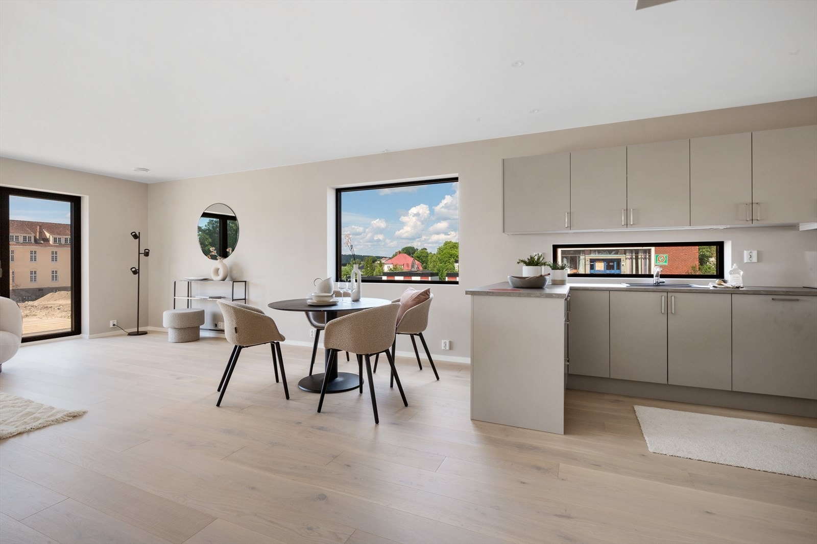 God plass til spisegruppe og øvrig møblement i stuen. Galleribilde