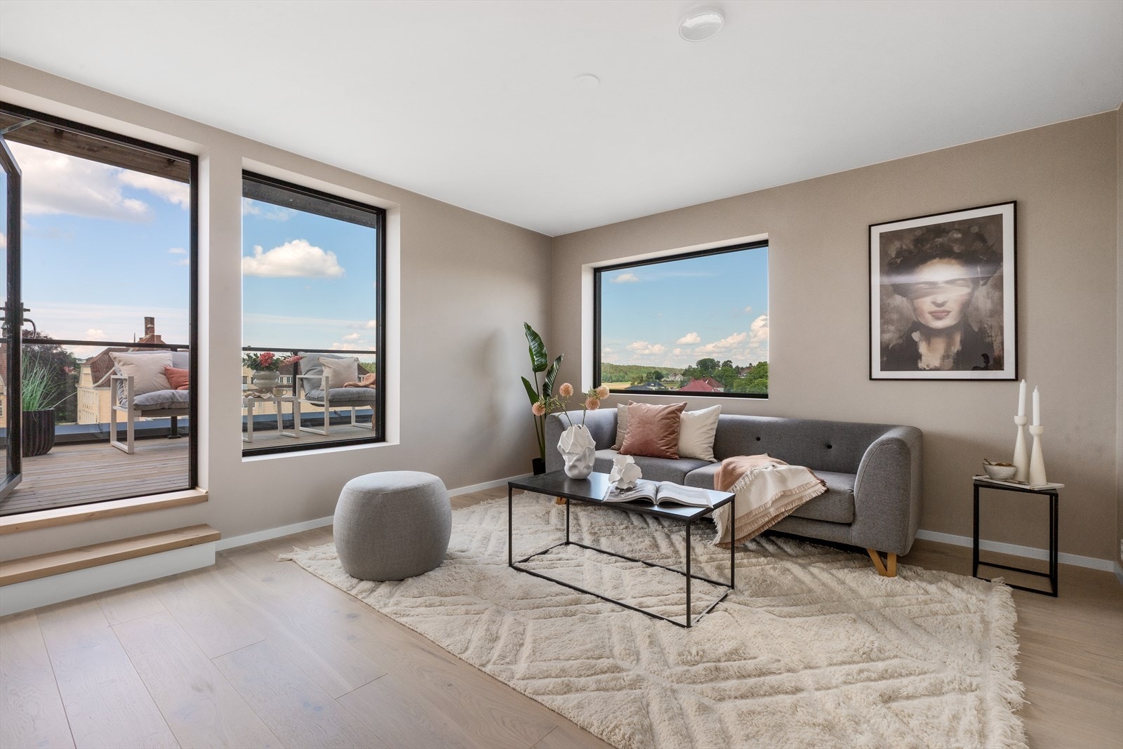 Velkommen til Veum Hageby - Vertikaldelte tommansbolig over tre plan med hele fem soverom, takterrasse og hage! Galleribilde